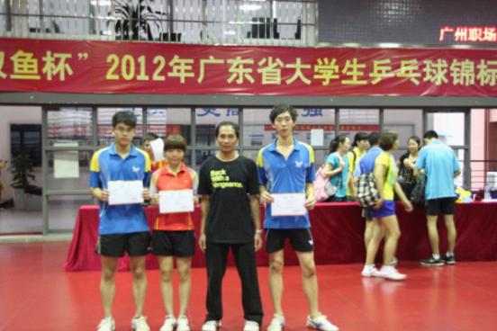 指导老师杨瑞成与获奖学生合影
